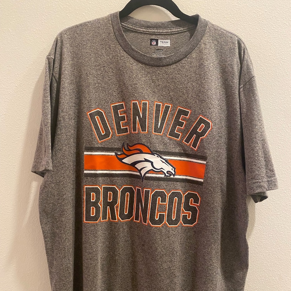 Denver Broncos T-Shirt Like New!